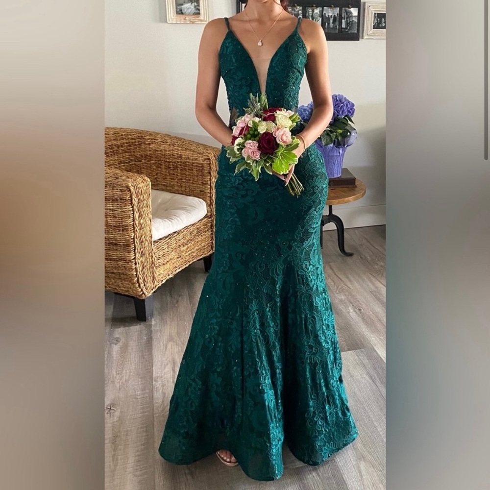 Sleeveless lace mermaid dress.